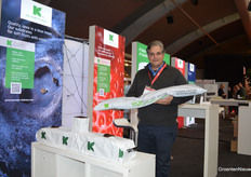Giz Gaskin from Klasmann-Deilmann with the Growbag, an organic substrate mat. https://www.hortidaily.com/article/9567751/organic-substrate-slab-ready-for-upscaling-after-successful-testing/